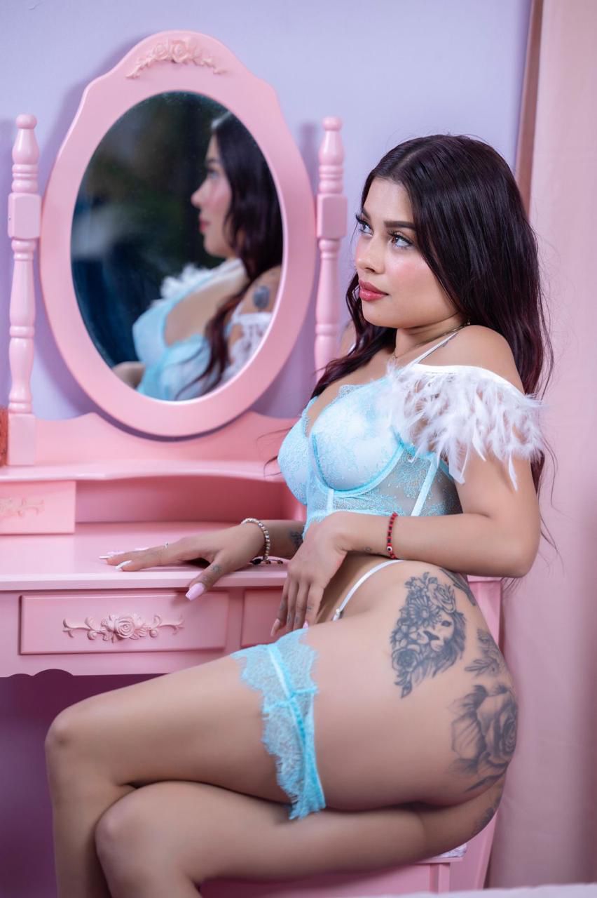 Escort - VALENTINA - Ibiza Tops